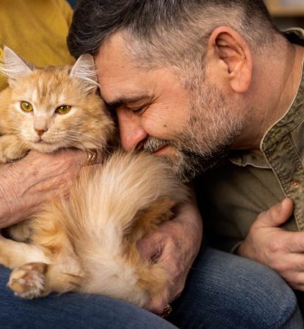 elderly-people-with-cat-pet-min