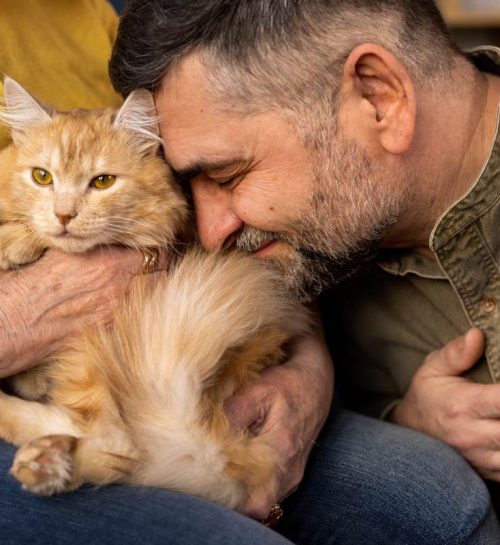 elderly-people-with-cat-pet-min